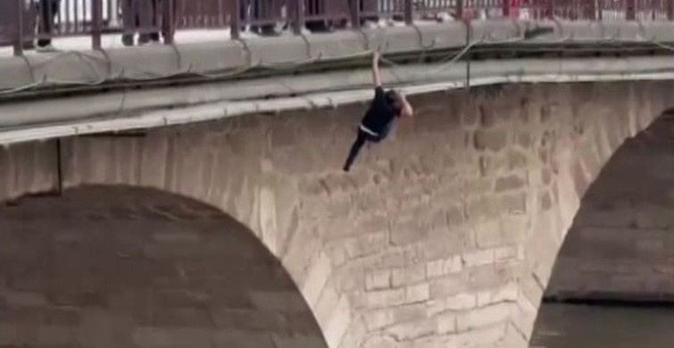 Amasya'da Köprüden Nehre Atlayan Genç Adam Kurtarıldı