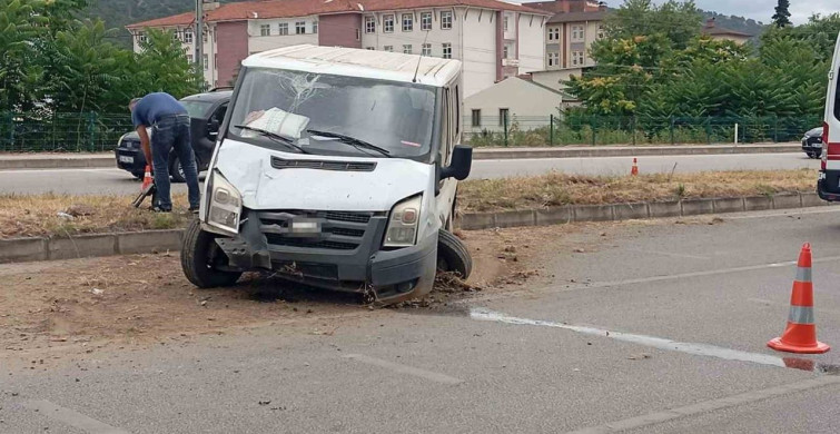 Amasya’da minibüs ağaç ve aydınlatma direğine çarptı: 4 yaralı