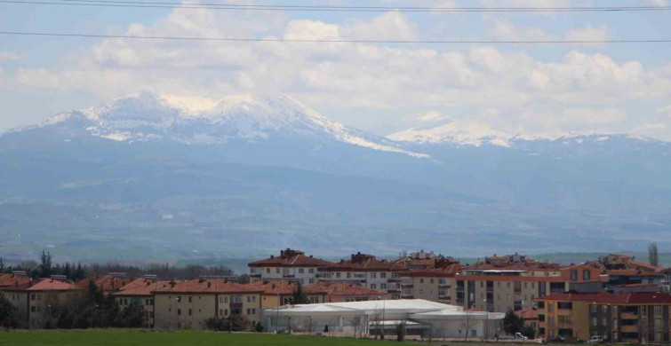 Amasya'da Nisan Sürprizi: Zirveler Beyaza Büründü