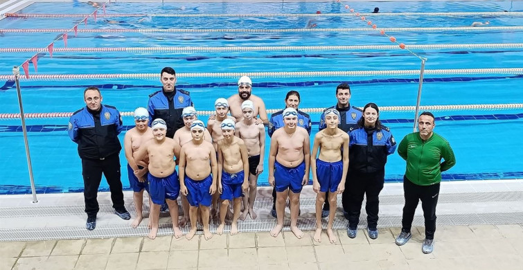 Amasya'da Polislerden Çocuklara Yüzme Eğitimi
