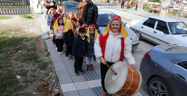 Amasya'daki Minik Öğrenciler İhtiyaç Sahiplerine Bayramlık Alma Yolu ile Yardımseverlik Dersi Aldı