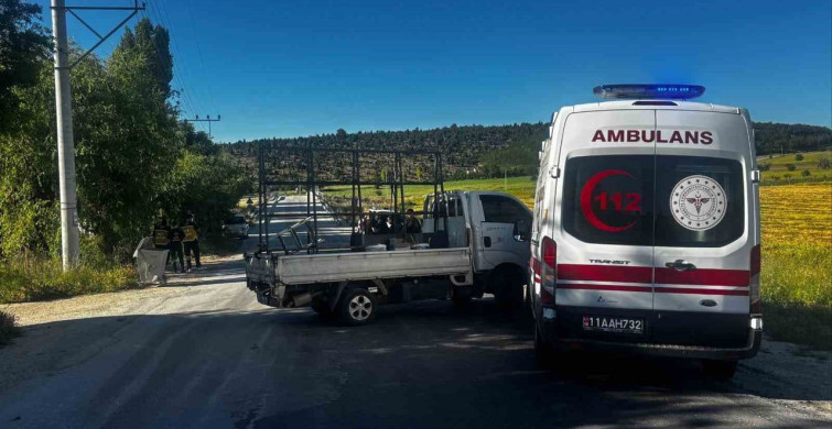 Ambulans ile kamyonetin çarpıştığı kaza Bilecik'te meydana geldi