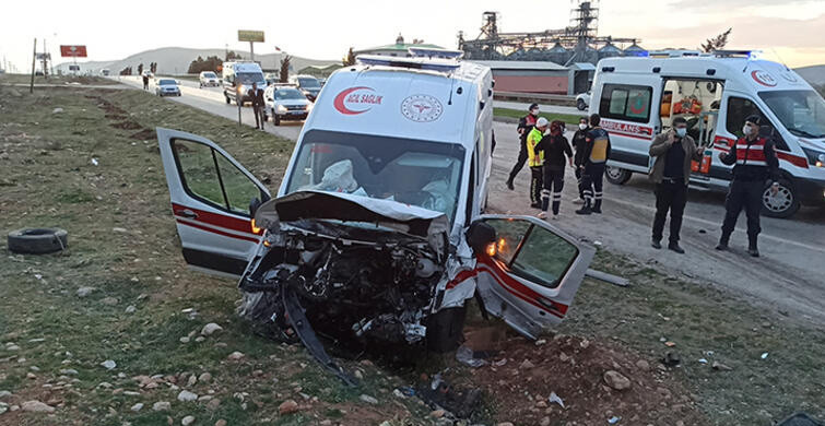 Ambulans İle Otomobil Çarpıştı!