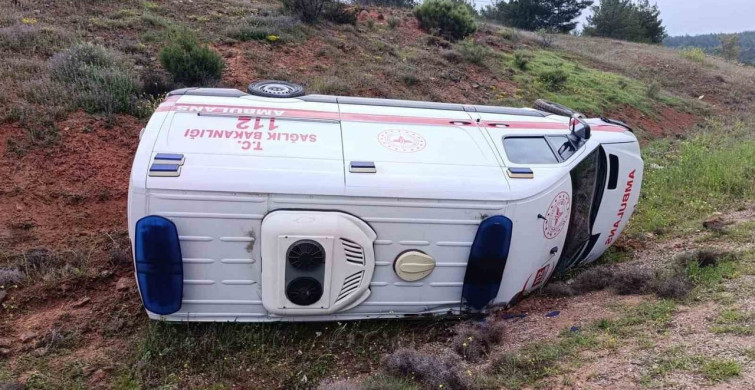 Ambulans Kaza Yaptı: Ankara'da Hastayı Taşırken Yan Yattı
