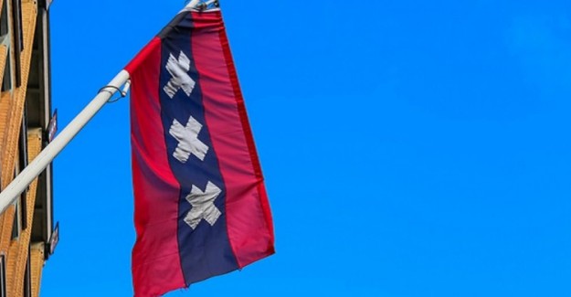 Amsterdam'da Postanede Art Arda Patlama