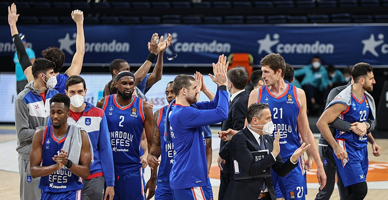 Anadolu Efes Dörtlü Finalin Peşinde