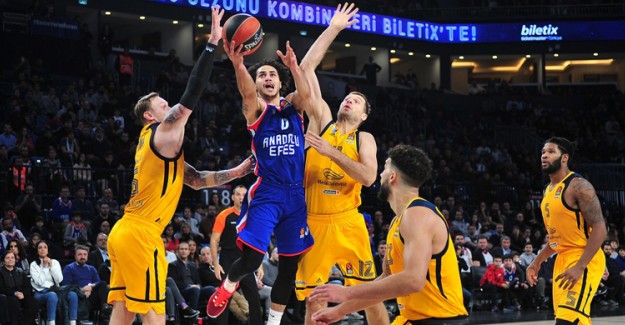 Anadolu Efes İki Kulvarda Lider!