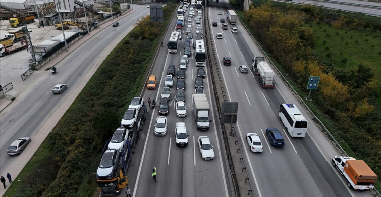 Anadolu Otoyolu'nda Kamyonet Devrildi, Ulaşım Durdu