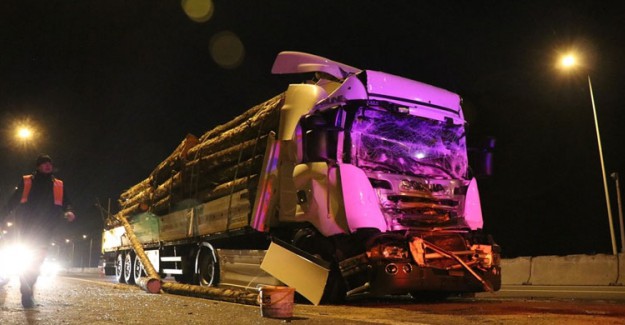 Anadolu Otoyolu'nda Tomruk Yüklü TIR Kamyonla Çarpıştı