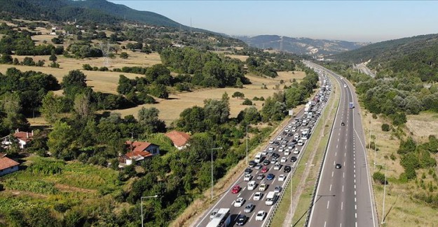 Anadolu Otoyolu'nda Trafik Yoğunluğu Yaşanıyor