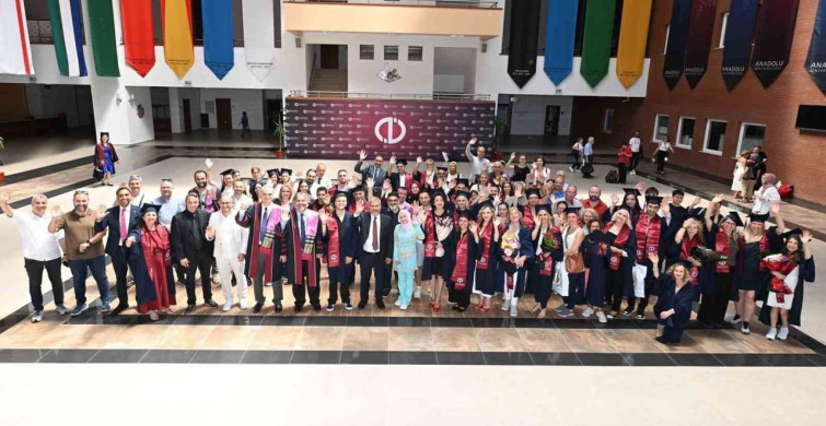 Anadolu Üniversitesi açıköğretim fakültesi mezunları mezuniyet coşkusunu paylaştı