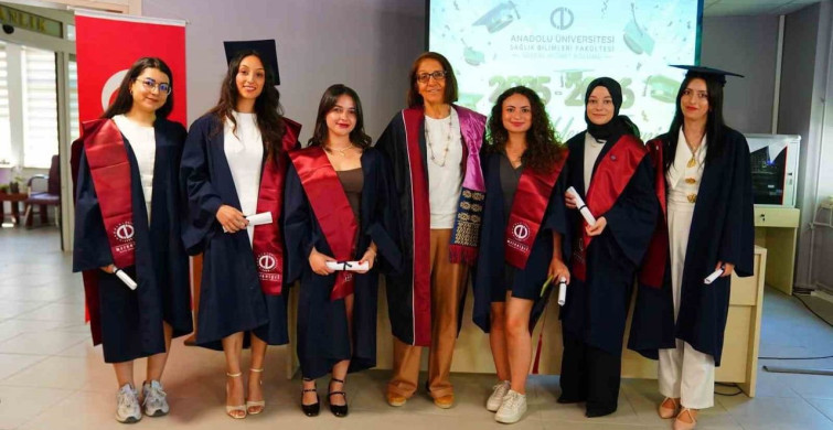 Anadolu Üniversitesi sosyal hizmet bölümü mezuniyet ve mesleki yemin töreni gerçekleştirildi