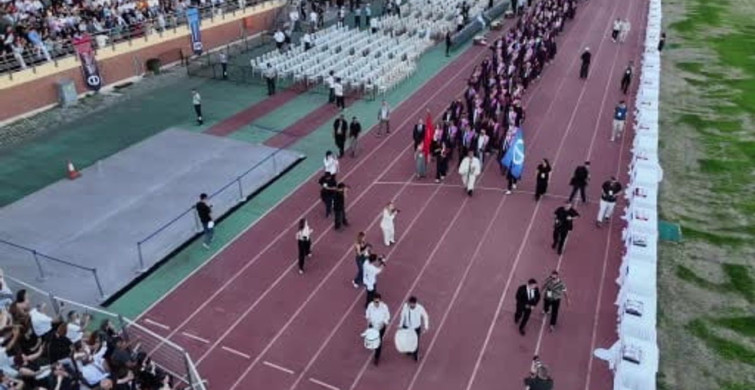 Anadolu Üniversitesi'nde mezuniyet coşkusu: 5 binden fazla öğrenci kep attı