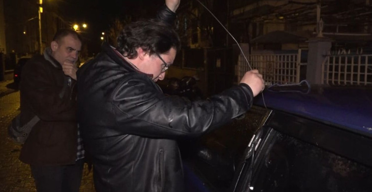 Anahtar Kontakta Unutunan Araç Sahibi Çilingir Yardımıyla Sorunu Aştı