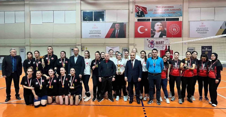 Anamur'da Kadınlar Günü Voleybol Turnuvası Sonuçlandı