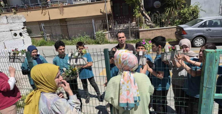Anamur'da Öğrenciler İyilik İçin Çiçek Dikti