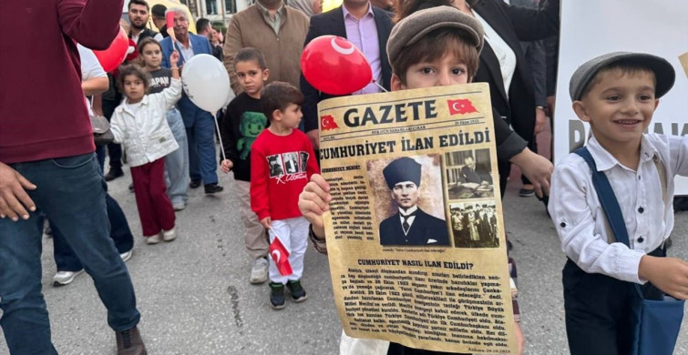 Anaokulu Öğrencileri Cumhuriyet İçin Gazete Dağıttı