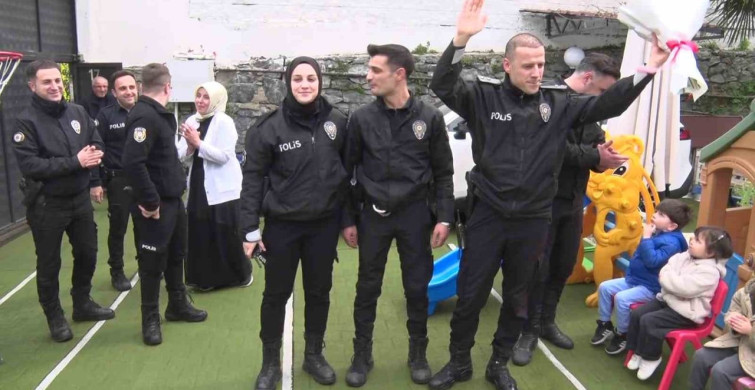 Anaokulu Öğrencilerinden Polislere Sürpriz Kutlama