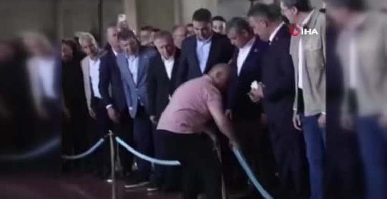 Anıtkabir'de Gergin Anlar: Özgür Özel ve Asker Arasında Çelenk Tartışması