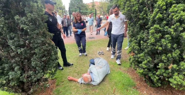Anıtpark'ta alkol etkisiyle sızan şahıs, sağlık ekiplerini zor durumda bırakıyor