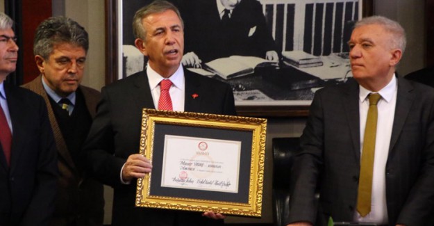 Ankara Büyükşehir Belediye Başkanı Mansur Yavaş, Mazbatasını Alarak Göreve Başladı
