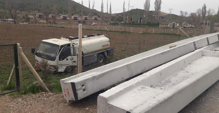 Ankara’da Beton Kolon Yola Düşünce Kaza Meydana Geldi:1 Yaralı