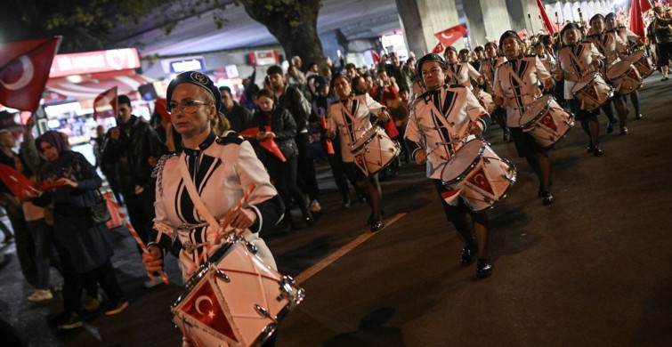 Ankara'da Cumhuriyet Bayramı Fener Alayı Coşkusu Ankara'da Cumhuriyet Bayramı Fener Alayı Coşkusu