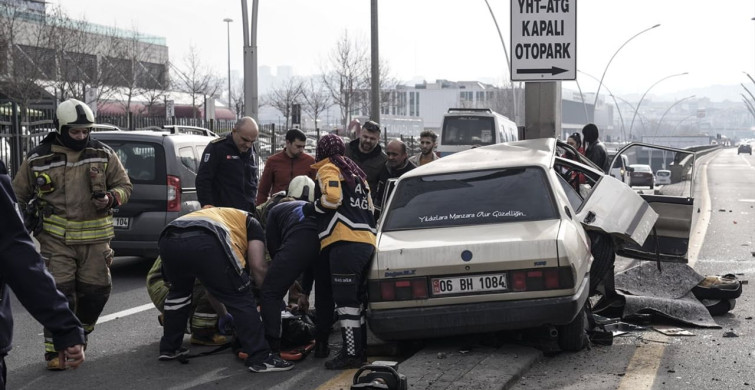 Ankara'da Direğe Çarpan Araç Kazasında Sürücü Yaralandı