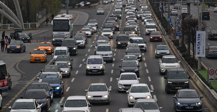 Ankara'da Hafta Sonu AVM Yoğunluğu Trafiği Vurdu