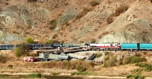 Ankara'da 2 Tren Çarpıştı: Makinistler Öldü