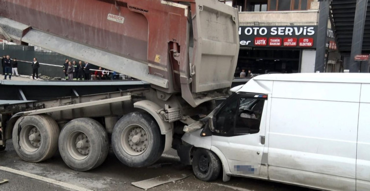 Ankara'da Kamyon Kazası: Üst Geçit Çöktü, 3 Yaralı