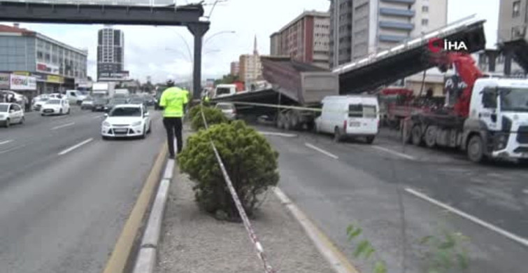 Ankara'da Kamyon Üst Geçide Çarptı: 3 Yaralı