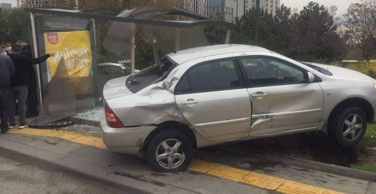 Ankara'da Otomobil Otobüs Durağına Çarparak Durabildi