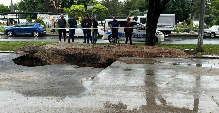 Ankara'da sağanak sonrası ana cadde üzerinde yol çökmesi