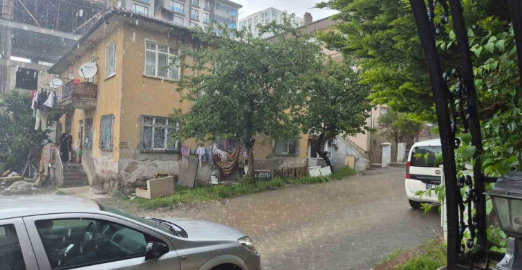 Ankara'da Sağanak Yağış Hayatı Olumsuz Etkiledi