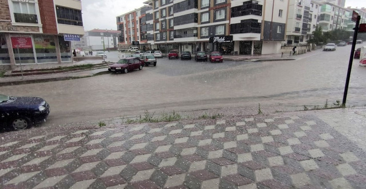 Ankara'da Şiddetli Yağış Sokakları Su Altında Bıraktı