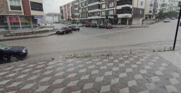 Ankara'da Şiddetli Yağmur ve Dolu Etkili Oldu