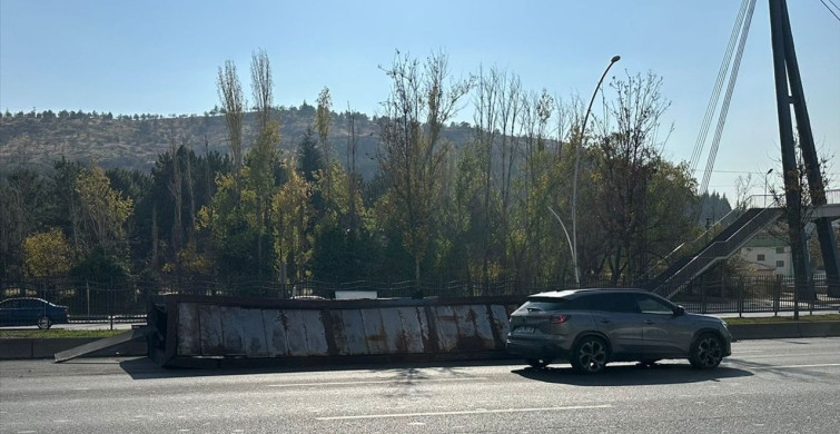 Ankara'da Tır Dorsesinin Devrilmesi Kameralara Yansıdı