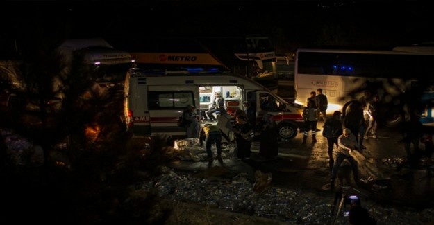 Ankara'da Tır Kazası: Yüzlerce Pet Şişe Su Yola Devrildi