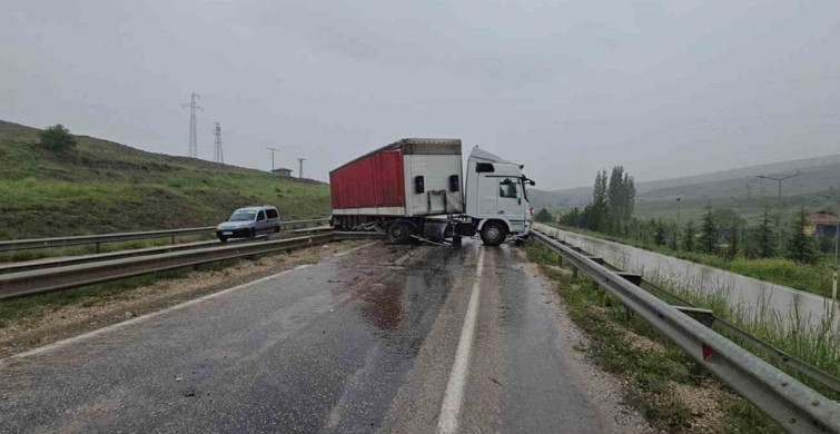 Ankara'da Tır ve Minibüs Çarpıştı: 11 Yaralı