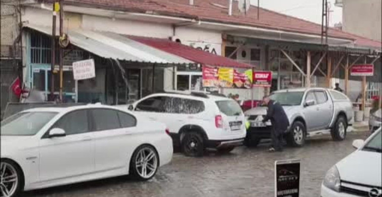 Ankara'da yağmur fırsat oldu, vatandaş arabasını köpükle yıkadı