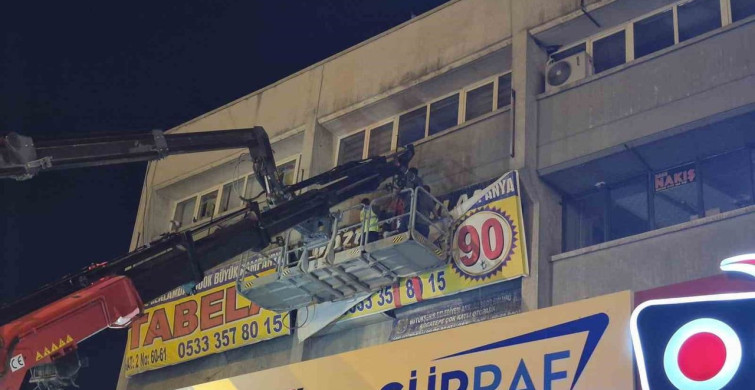 Ankara'da Yönetmeliğe Uygun Olmayan Tabelalar Söküldü