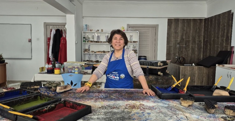 Ankara'dan Tokat'a: Ebru Sanatçısı Geleneksel El Yazması Baskısını Öğreniyor