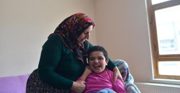 Anne ve Babası Terk Etti, Serebral Palsili Ezgi'ye Babaannesi Sahip Çıktı