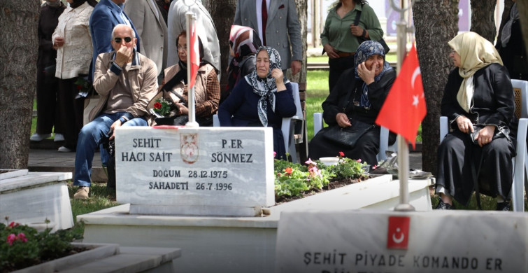 Anneler Günü’nde Hüzünlü Ziyaret: Şehit Anneleri Kabir Başında Dua Etti