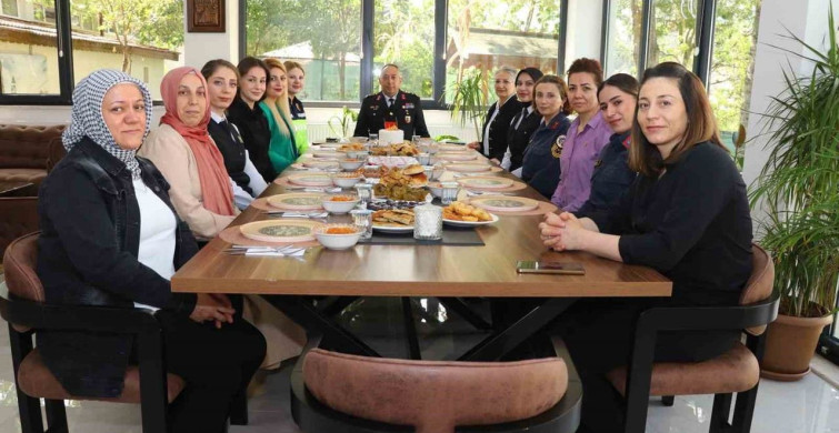 Anneler Günü’nde Jandarma’dan Kadın Personele Anlamlı Kutlama