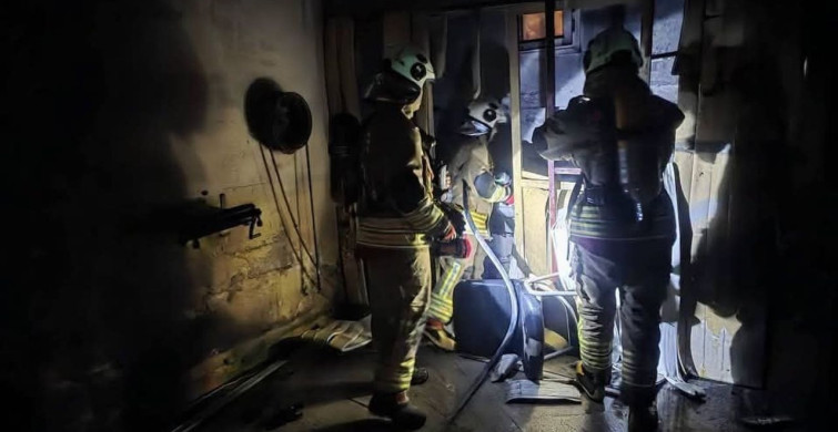 Antakya'da alevlere teslim olan iş yeri kullanılamaz hale geldi