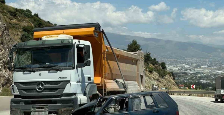 Antakya'da hafriyat kamyonuyla çarpışan otomobilde iki kişi yaralandı