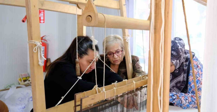 Antakya'da İpek El Dokumacılığı Kursu İlgiyle Devam Ediyor