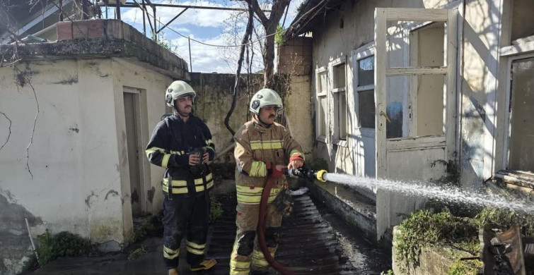 Antakya'da Metruk Bina Yangını Kontrol Altına Alındı
